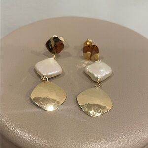 Elegant solid 14k Yellow Gold and natural pearl and Drop Earrings.3.2 Grams